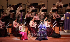 열정으로 채워진 박두리나의 해금과 얼후 그 두 줄의 사랑
