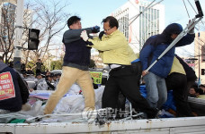 울산시청앞 농성장 철거싸고 몸싸움