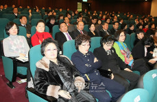 4대강 살리기 관련 영상물 보는 한나라당 서울시당 당직자들