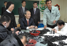 복지단체 위문 방문한 이용훈 대법원장