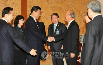 시진핑 中부주석, 류우익 주중대사와 악수