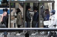 공중전화박스가 꽉찬 이유