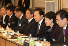 새해 업무보고 참석한 이 대통령
