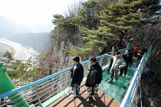 동강 상공 105ｍ에 유리다리 놓였다