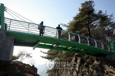 동강 상공 105ｍ에 유리다리 놓였다