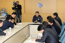 인터뷰하는 이경훈 지부장