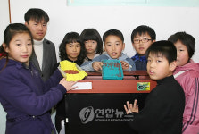 강릉초교생들 연어 기르며 자연사랑 배워요