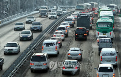 서울 도로 곳곳 얼어붙어 출근길 대란