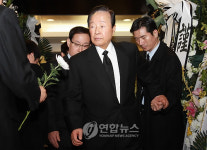 YS, 故서석재 의원 빈소 찾아 애도(종합)
