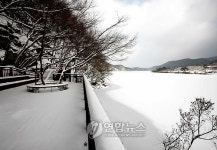 <카메라뉴스> 산막이 옛길 설경 장관