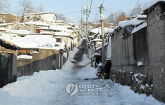 서울 판자촌은 아직 고립…연탄재가 제설제