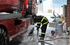  폭설.혹한에 식수난..충북 산촌(종합)