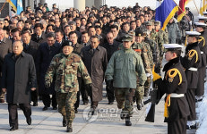 현충탑 참배하는 고엽제 전우회원들