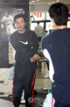 타격자세 살피는 이승엽