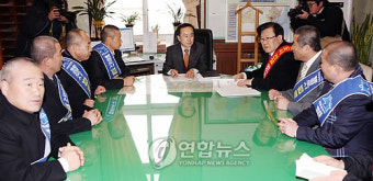 충남지사 대행에 항의하는 충남도의원