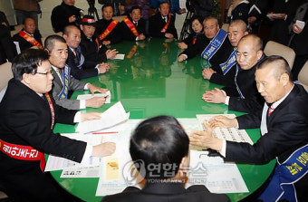 충남지사 대행에 항의하는 충남도의원