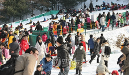 인파 몰려든 인천대공원 눈썰매장