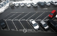 민원실 열기 전 만차 강원도청 주차장 `숨통'