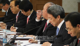 물마시는 정종환 국토해양부장관