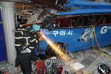 충돌사고 축구단 버스 구조작업