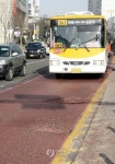 파손된 BRT 버스전용차로