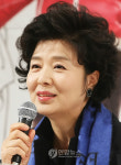 질문에 답하는 윤미라