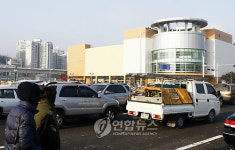 대형 유통점 잇단 춘천 진출..지역상권 타격