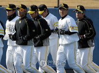 러닝하는 소프트뱅크 이범호