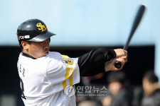 방망이 휘두르는 소프트뱅크 이범호