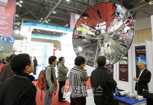 태양광 집열보일러 살펴보는 관람객들