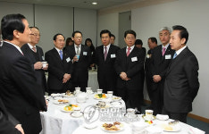 이 대통령 정보통신산업진흥원 방문