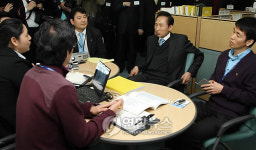 정보통신산업진흥원 방문한 이 대통령
