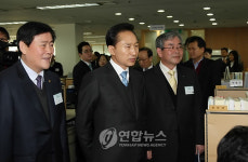 정보통신산업진흥원 방문한 이 대통령