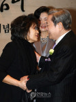울먹이는 이건희 전 삼성 회장과 이명희 신세계 회장