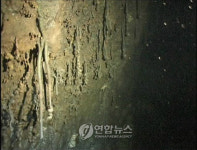 제주 용천동굴 호수의 수중 벽면