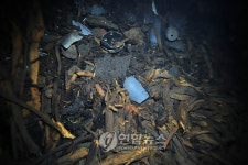 제주 용천동굴 호수 속 토기편