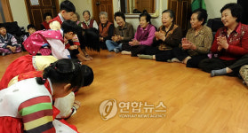 유치원생 세배받는 경로당 어르신들