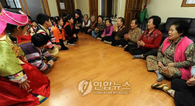 유치원생 세배받는 경로당 어르신들