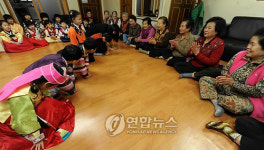 유치원생 세배받는 경로당 어르신들