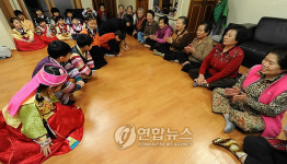 유치원생 세배받는 경로당 어르신들