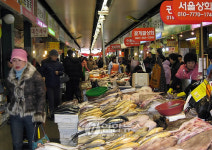 설을 앞두고 모처럼 북적이는 중앙시장