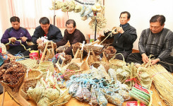 짚풀 공예 만드는 소금강 마을 주민들