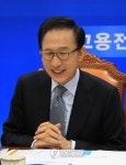 안경 쓴 이 대통령