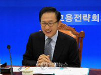 안경 쓴 이 대통령