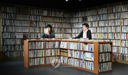 무대를 서점으로 꾸민 연극