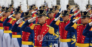 경례하는 육사 신입생도