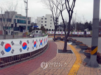 <카메라뉴스> 수원 서호천변 태극기 산책로