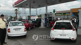 산티아고, 강진 3일째..붐비는 주유소