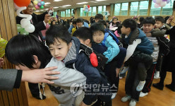 초등학교 입학식..후배 업기