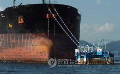 울산 앞바다 SK 원유 1번부이 46년만에 철거
